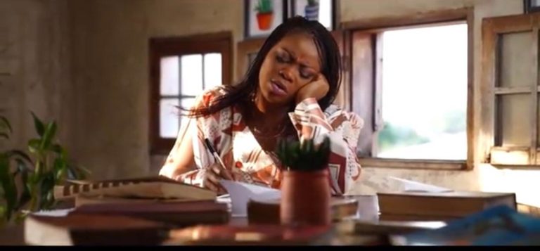 Sandra Mbuyi exprime une prière à travers le clip « Kamata » [Videoclip]