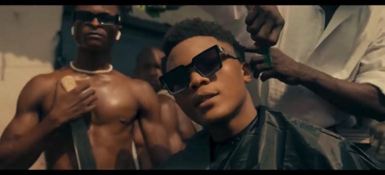 Khonée, le futur roi, gère déjà le game dans « Business » [Clip-Video]