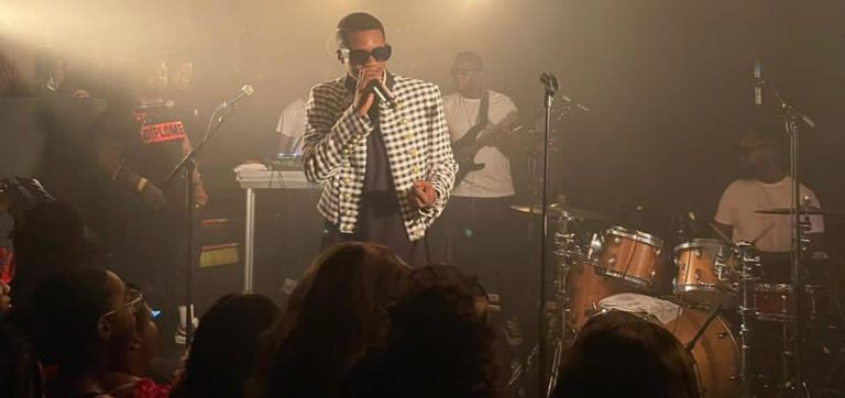 À La Maroquinerie de Paris, Gaz Mawete évoque les massacres qui sévissent l&rsquo;Est de la RDC et demande une minute de silence