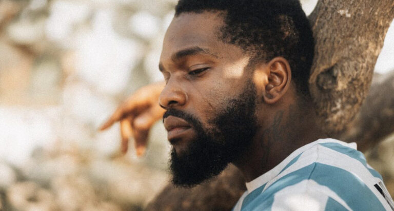 Tayc raconte l’histoire d’une relation  d’amour toxique qui es “Sans effet” [Clip Vidéo] 