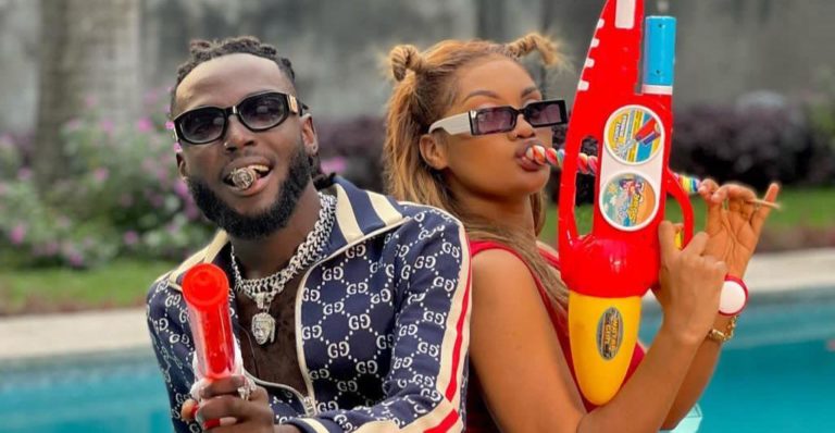 Samarino et Rebo en plein tournage du clip de leurs duo « Epesi Pasi »