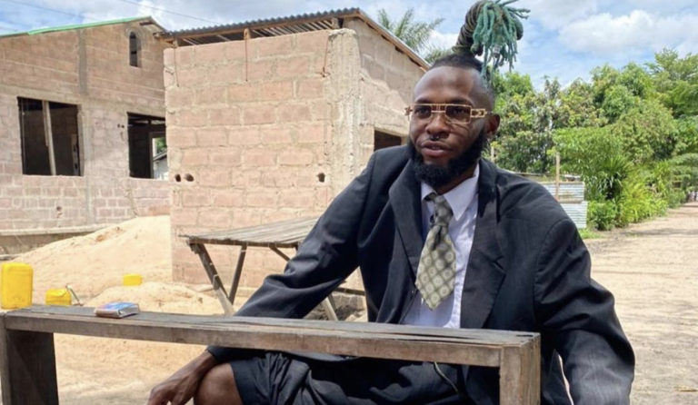 Suintement chante les mérites de « 100 dollars » [VideoClip] 