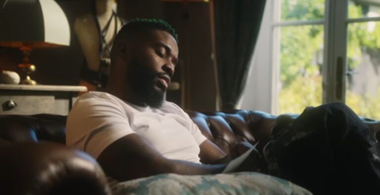 Ya Levis fais revivre sa discographie avec “ Laisser tomber” [ Vidéo ]