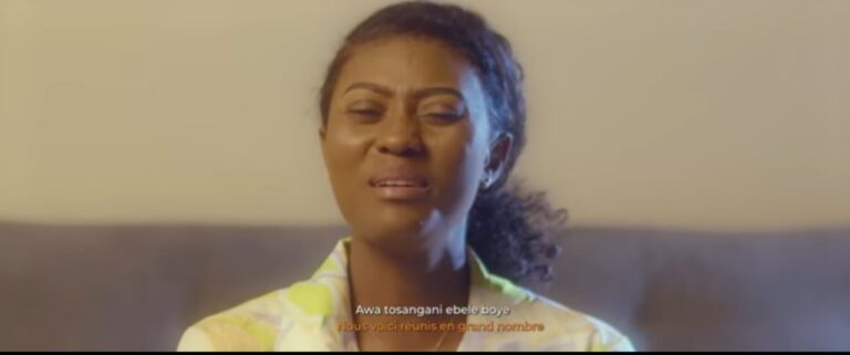 Faveur Mukoko adore Dieu avec “Maloba Nayo” [ Clip Vidéo ]