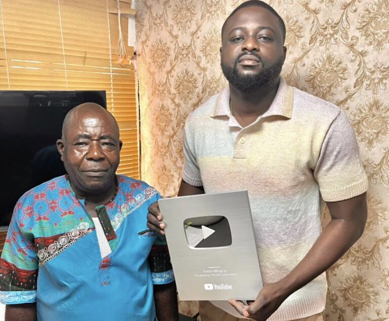 Fiston Mbuyi dépasse la barre des 100.000 subscribers sur YouTube et reçoit la récompense creator « bronze »