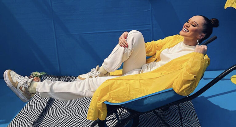 Simiane Music : Danse pour la gloire de Dieu dans le clip « Wetin I for do » [Vidéo Officielle] 