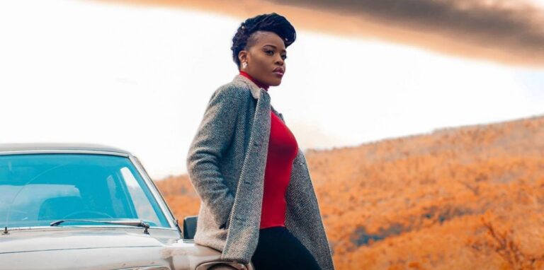 Sarah Lula dévoile le titre mélancolique « Voyage » [VIDÉOCLIP]