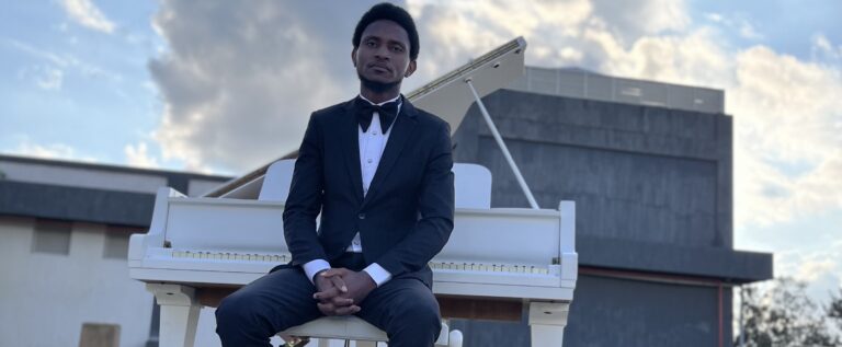 RDC-Musique : L&rsquo;artiste de gospel Cor Akim sort une nouvelle chanson « Mkuu » (Clip officiel)