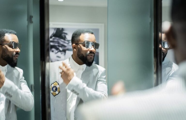 Une dame voit Fally Ipupa de près, émotionnée, elle se roule par terre de joie