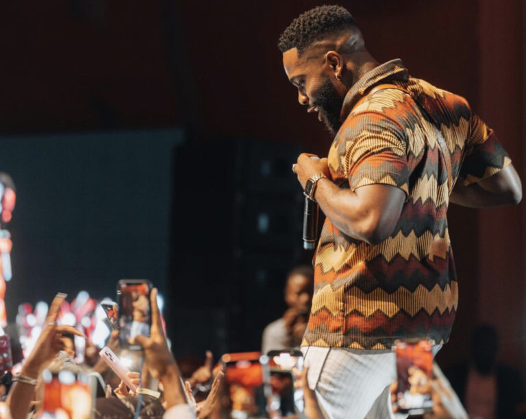 Tayc encore et encore un geste déplacé sur scène ! [Video] 