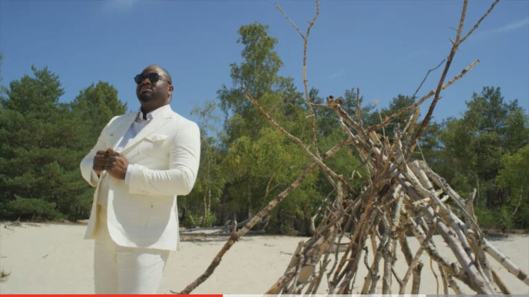 Et maintenant, découvrez « Bilaka ya bo mwana » avec le pasteur Moïse Mbiye [VideoClip] 