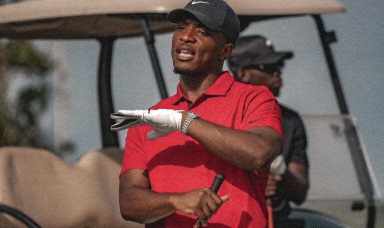 Niska imprime et affiche des tweets méchants sur lui dans le métro