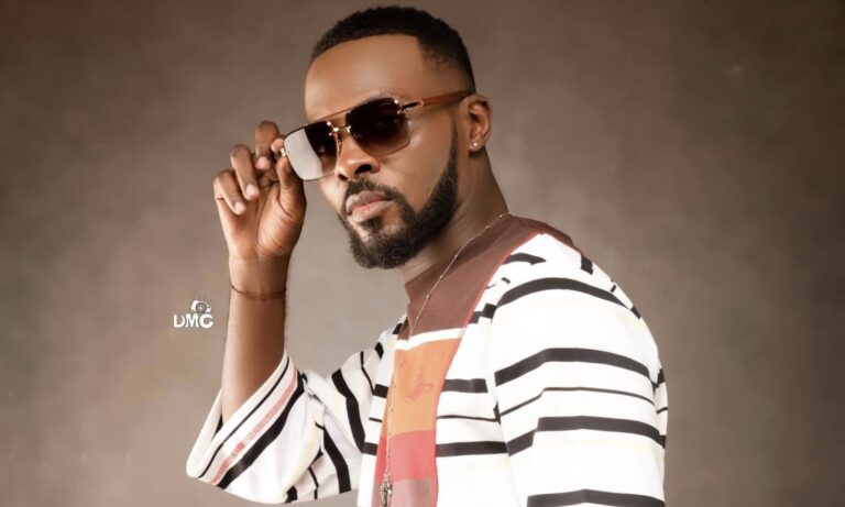 Héritier Wata nous offre le clip du merveilleux titre « Roi Manitou » [VIDÉO]