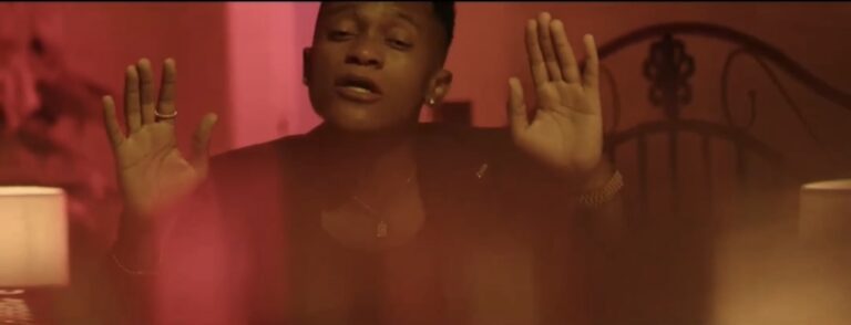 Innoss&rsquo;B pleure son amour dans le clip “Adieu”[VIDÉO]