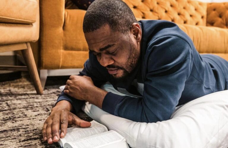 Le Pasteur Mike Kalambay annonce les couleurs de son album à travers une série de session studio filmée [Exclusivité]