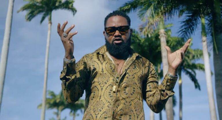 Ferre Gola se pavane sur la plage avec sa Rumba-Trap dans le clip « Marionnettes » [VIDÉO]