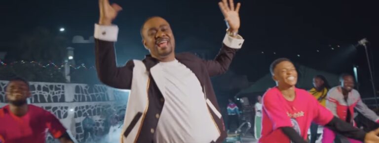 Mike Kalambay célèbre Dieu pour la nouvelle année avec « Bisengo ya Lola » [VideoClip]