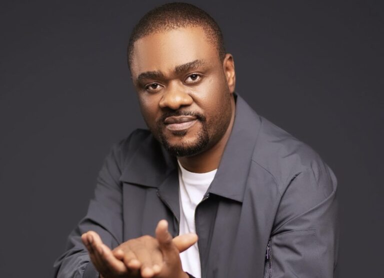 Mike Kalambay dévoile deux clips, « Elombe » et « Moyoki Losanbo »