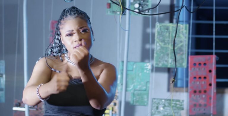 Rine-K kicke fort dans son nouveau clip « Je prends » (Vidéo)