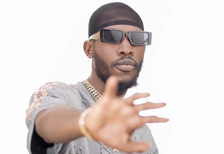 Shishi : le rappeur s&rsquo;interroge sur la société congolaise dans son nouveau single « Kaka Bongo » (VIDÉO CLIP)