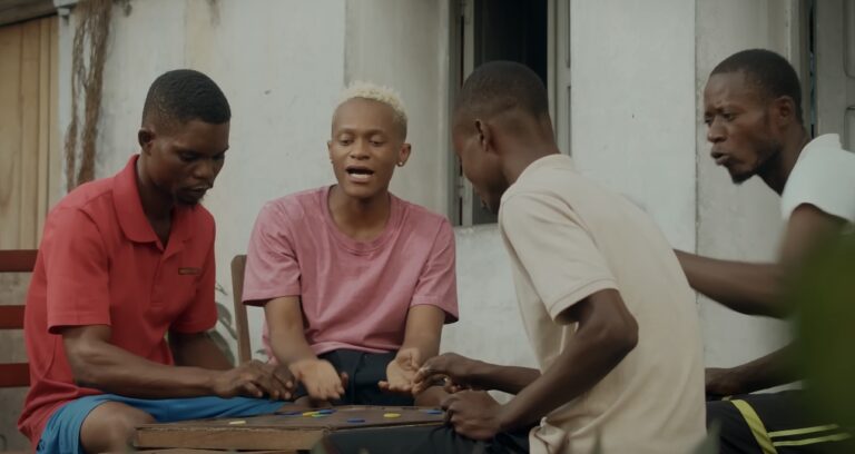 Innoss&rsquo;B s&rsquo;interroge sur son lendemain dans le clip « Eh Dieu » (VIDÉO CLIP)