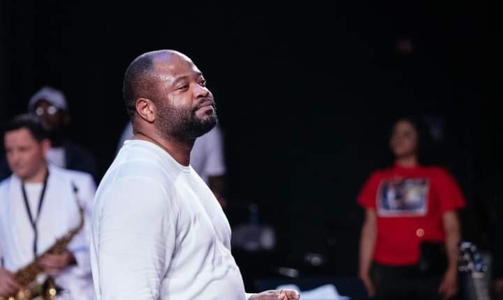 Moïse Mbiye en concert au stade des Martyrs ? La réaction du chantre