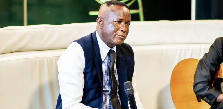 Denis Lessie, le prédicateur devenu musicien, annonce la sortie de son premier album « Pétage » et dévoile une tracklist énergique