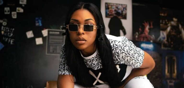 Crystal renchérit sur ses grimaces face à Shay dans son nouveau single « Mood » (VIDEO CLIP)