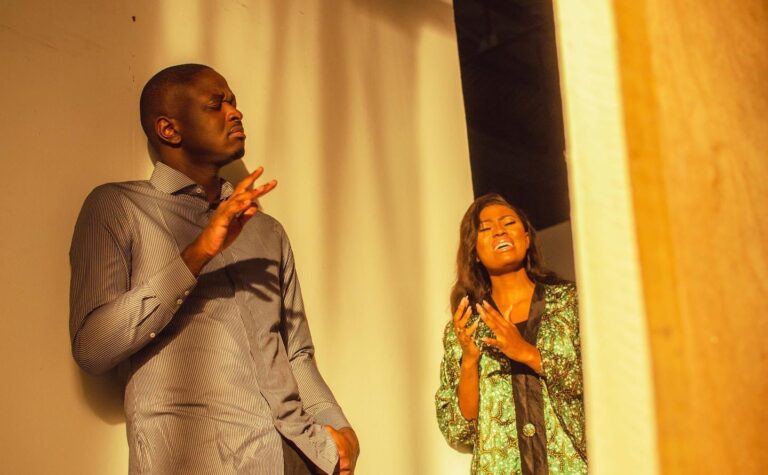 Sur la chanson « Ton Nom », Pasteur Lord Lombo et Faveur Mukoko nous exhortent à toujours invoquer le nom du Seigneur face aux problèmes (VIDÉO CLIP)