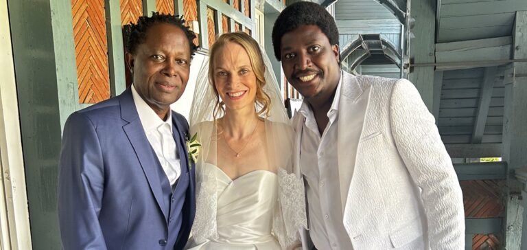 Page rose : Lokua Kanza s&rsquo;est marié à Paris !