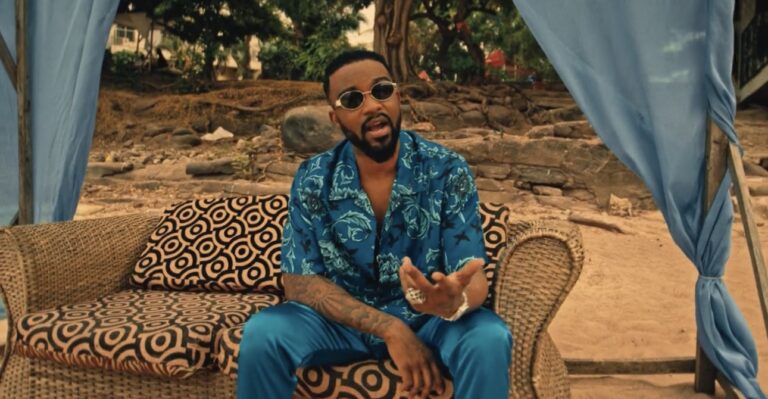 Fally Ipupa nous emmène à Kinsunka Beach pour le clip de « Afsana »