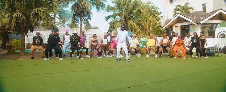 Fabregas le Métis Noir : Un mélange de l&rsquo;amapiano et du ndombolo dans « Robot Nzele » [VIDÉOCLIP]