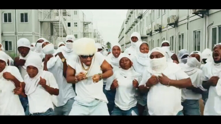 Entre gaieté et danse, Robino Mundibu ramène de la bonne humeur dans le clip  » Ne lâche pas » (VIDÉO)