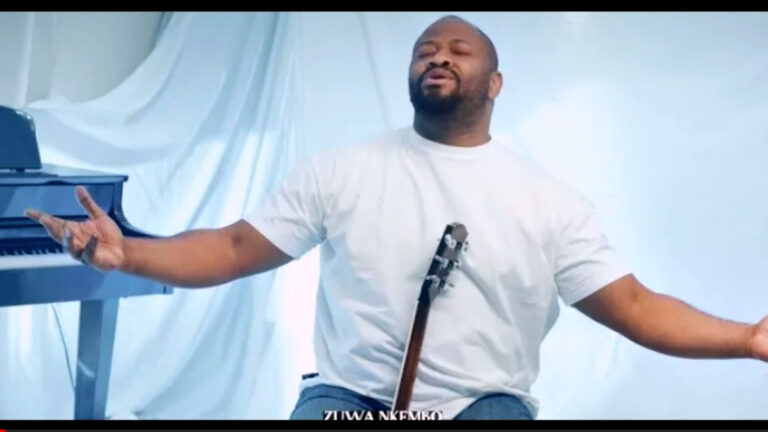 Moïse Mbiye rend gloire à Dieu pour sa magnificence dans « ATA MINZOTO(VIDÉO-CLIP)