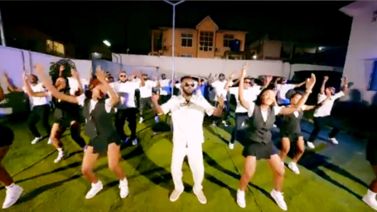 Héritier Wata nous met dans l&rsquo;ambiance de son concert à la Seine Musicale avec son générique « Makolo Ciseaux » (VIDÉO-CLIP)