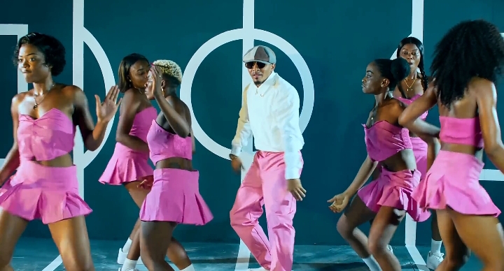 Robinio Mundibu dévoile « Epompa », un titre dansant [VIDÉOCLIP]