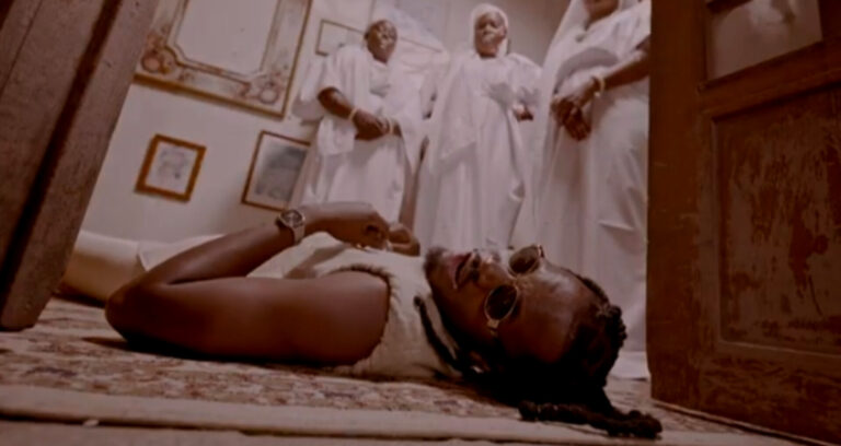 Pson remet tout entre les mains du God dans le clip « Pray » (VIDEO)