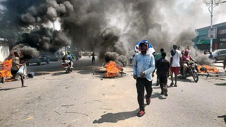 Marche Anti-Rwanda à Kinshasa : la manifestation d&rsquo;un groupe d&rsquo;étudiants non autrement identifié dispersée par les forces de l&rsquo;ordre