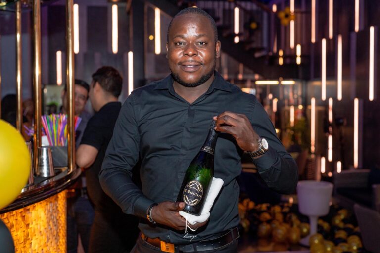 «&nbsp;Chaque soir est une performance&nbsp;» Entretien avec Arnold Basunga Kiasunga, Superviseur Sénior chez Café Musik