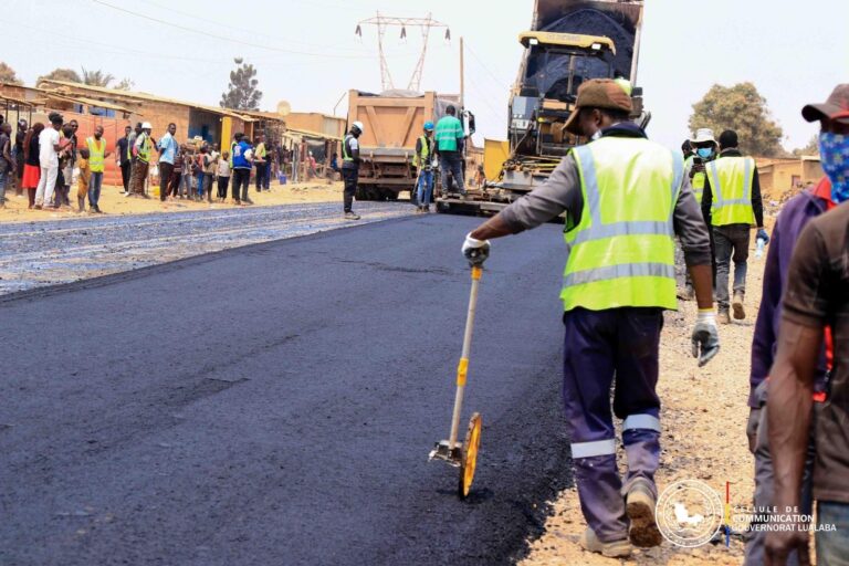 RDC – Lualaba : Le Gouvernement Masuka relance la pose de la couche d’enrobés sur le tronçon Luilu-Crête