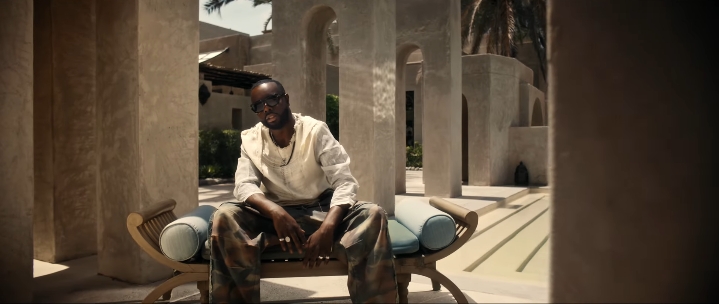 Gims dévoile « Sentimental », hommage à Alain Souchon [VIDÉOCLIP]