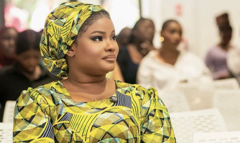 Kinshasa : le salon de coiffure de l’influenceuse Grâce Engombe scellé sous la pluie par les agents des impôts