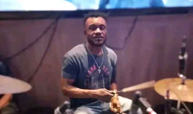 Décès de Blaise Esabe : le batteur de JB Mpiana s’éteint à l’aéroport de Lubumbashi