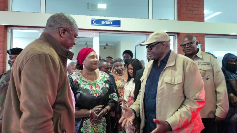 Kolwezi : Après un accident aérien, le Ministre Louis WATUM KABAMBA maintient sa mission auprès des victimes du drame de Mulonda