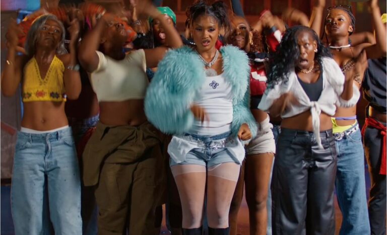 Rebo revient à la charge avec le dansant « Shoko Shoko » [VIDÉOCLIP]