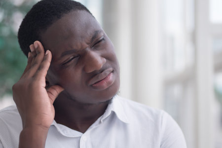 118041994-portrait-d-un-homme-noir-malade-stressé-souffrant-de-maux-de-tête-un-homme-africain-malade-souffre