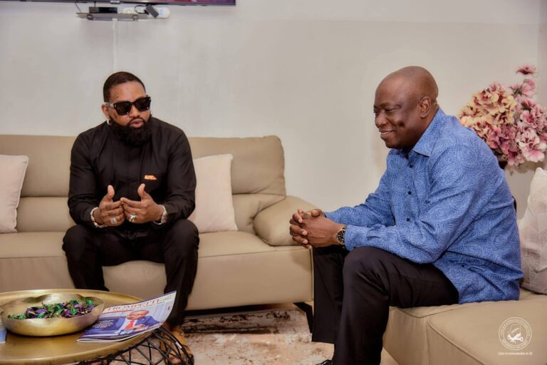 Polémique autour de la décoration de Fally Ipupa : Ferré Gola calme les tensions et réaffirme son soutien à Tshisekedi