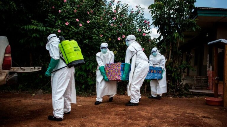 Ebola en RDC : l’épidémie dépasse les 1 000 cas, le suivi des contacts inquiète