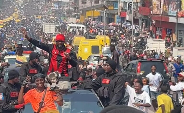 Fally Ipupa accueilli en roi à Kinshasa après ses performances en France