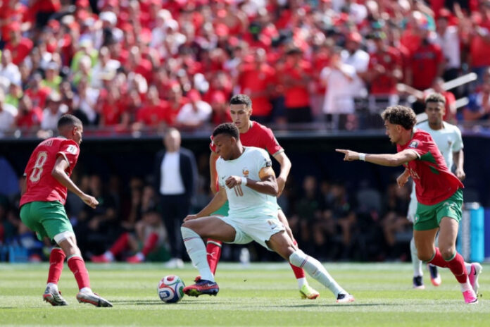 1853645-kylian-mbappe-au-milieu-de-trois-adversaires-lors-de-france-maroc-a-la-coupe-du-monde-en-quarts-le-9-juillet-2026-a-boston